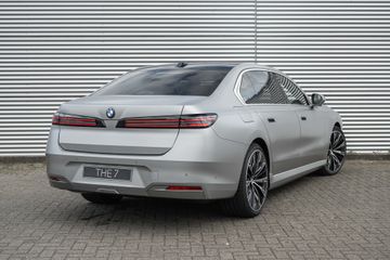 BMW i7