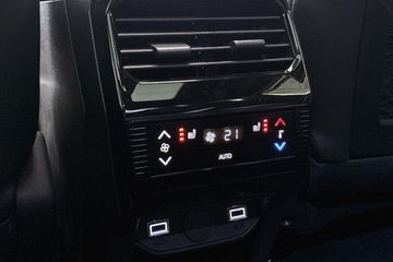 Peugeot e-5008