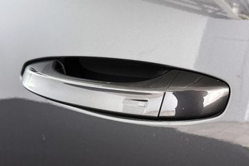 Peugeot e-5008