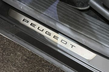 Peugeot e-5008