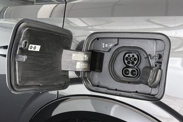 Peugeot e-5008