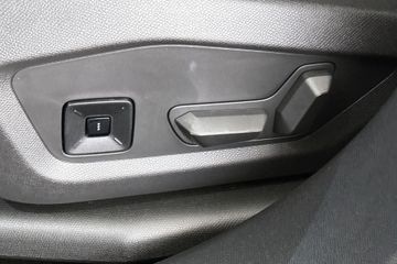 Peugeot e-3008