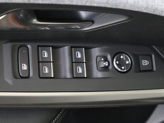 Peugeot e-5008