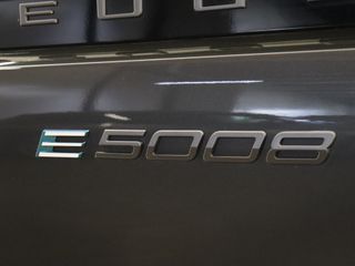 Peugeot e-5008