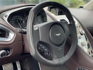 Aston Martin V12 Vanquish