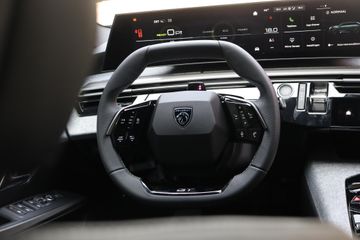 Peugeot e-5008
