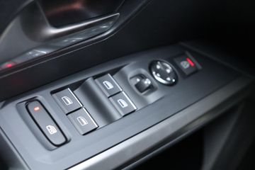 Peugeot e-5008