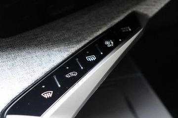 Peugeot e-5008