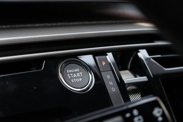 Peugeot e-5008