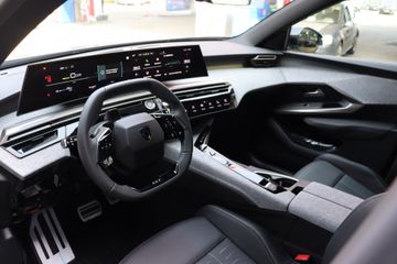 Peugeot e-5008