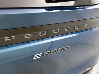 Peugeot e-5008