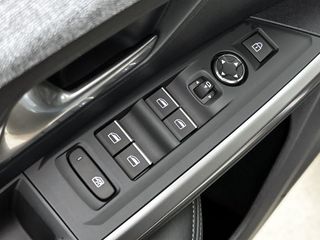 Peugeot e-5008