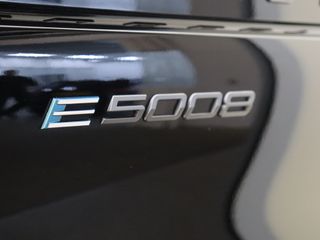 Peugeot e-5008