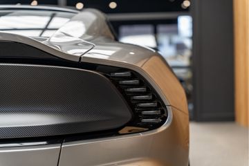 Aston Martin V12 Vanquish