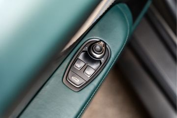 Aston Martin V12 Vanquish