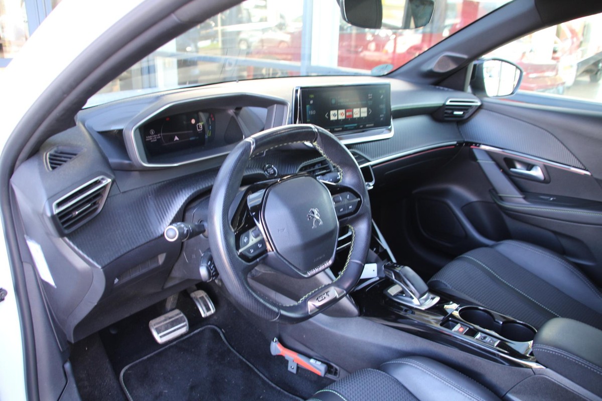 Peugeot e-208