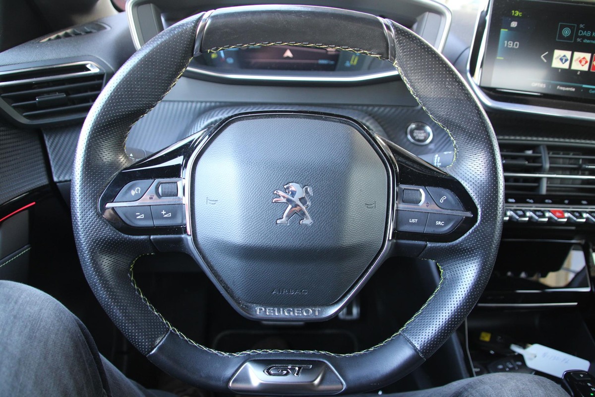 Peugeot e-208