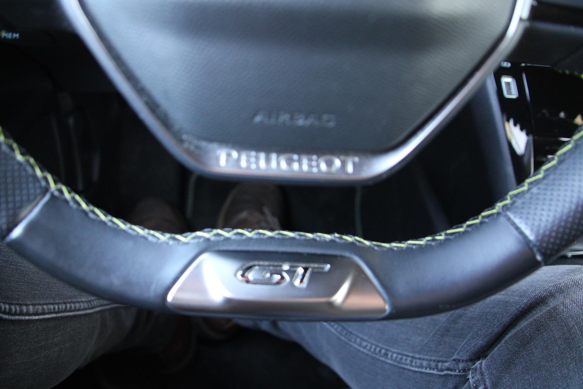 Peugeot e-208