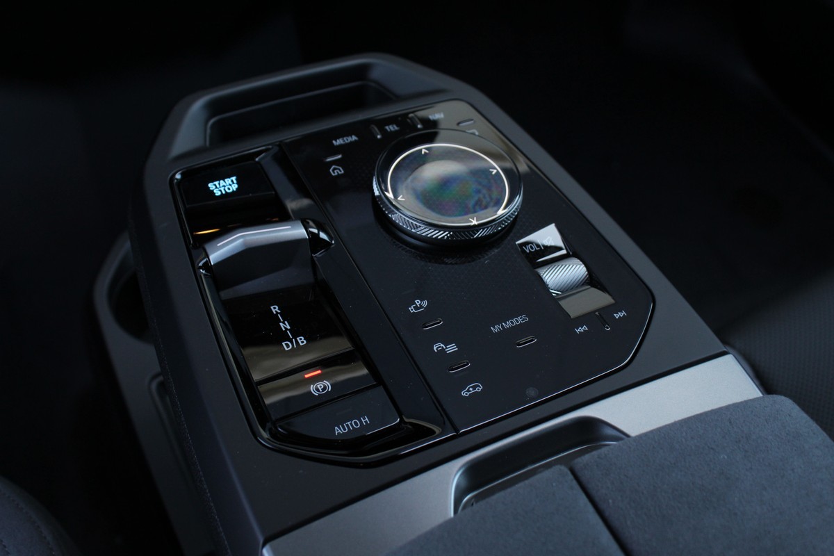 BMW iX
