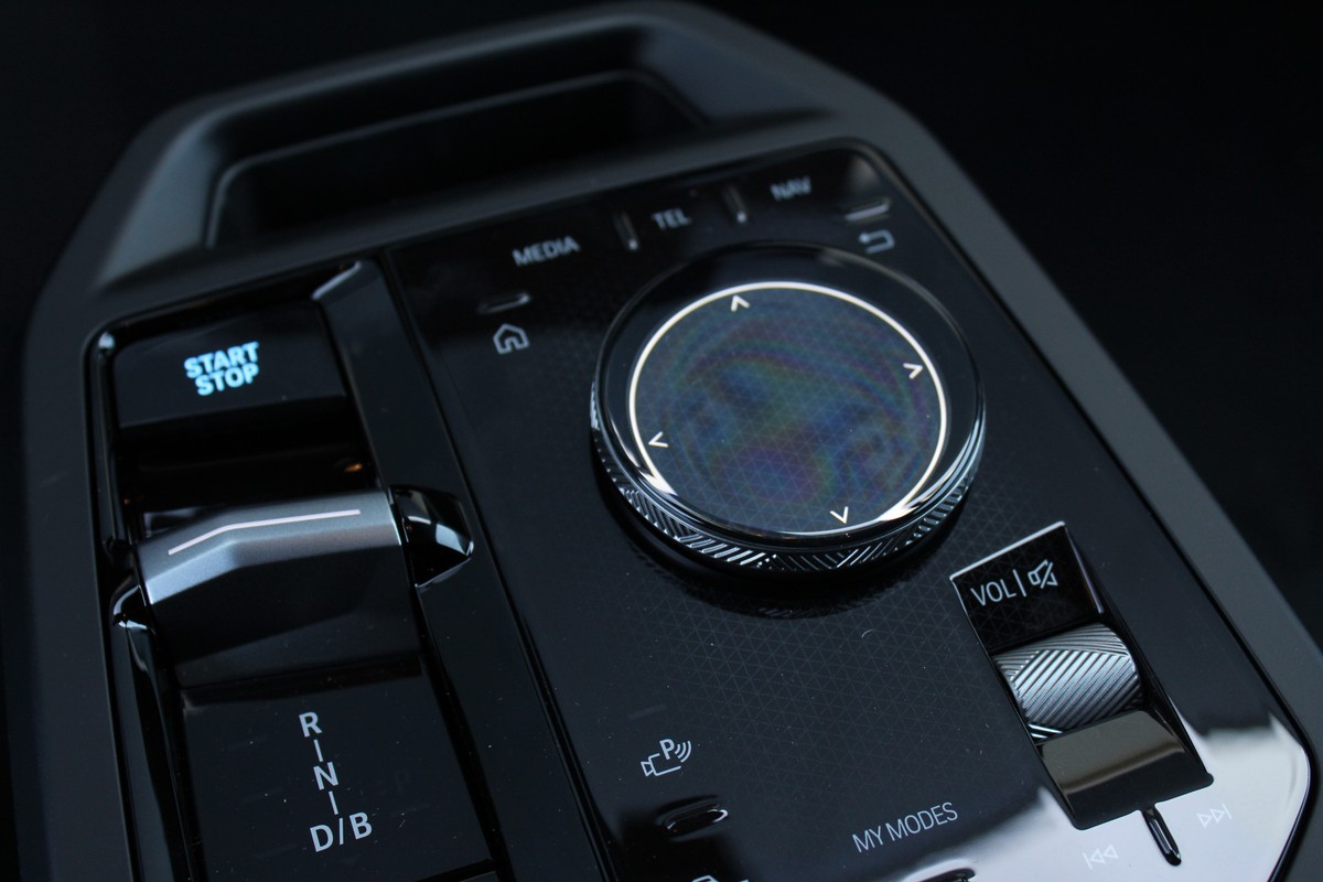 BMW iX