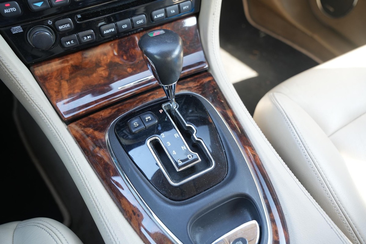 Jaguar XJ