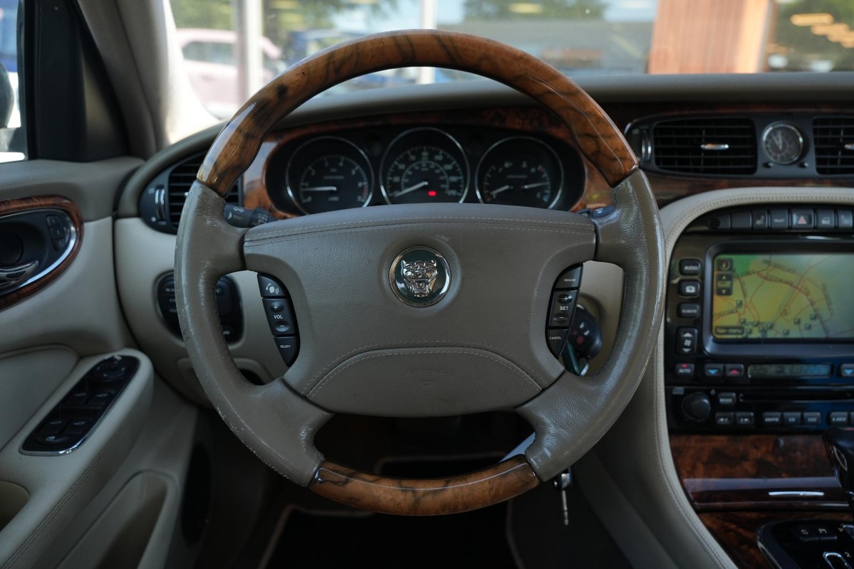Jaguar XJ