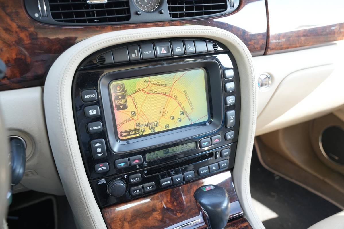Jaguar XJ
