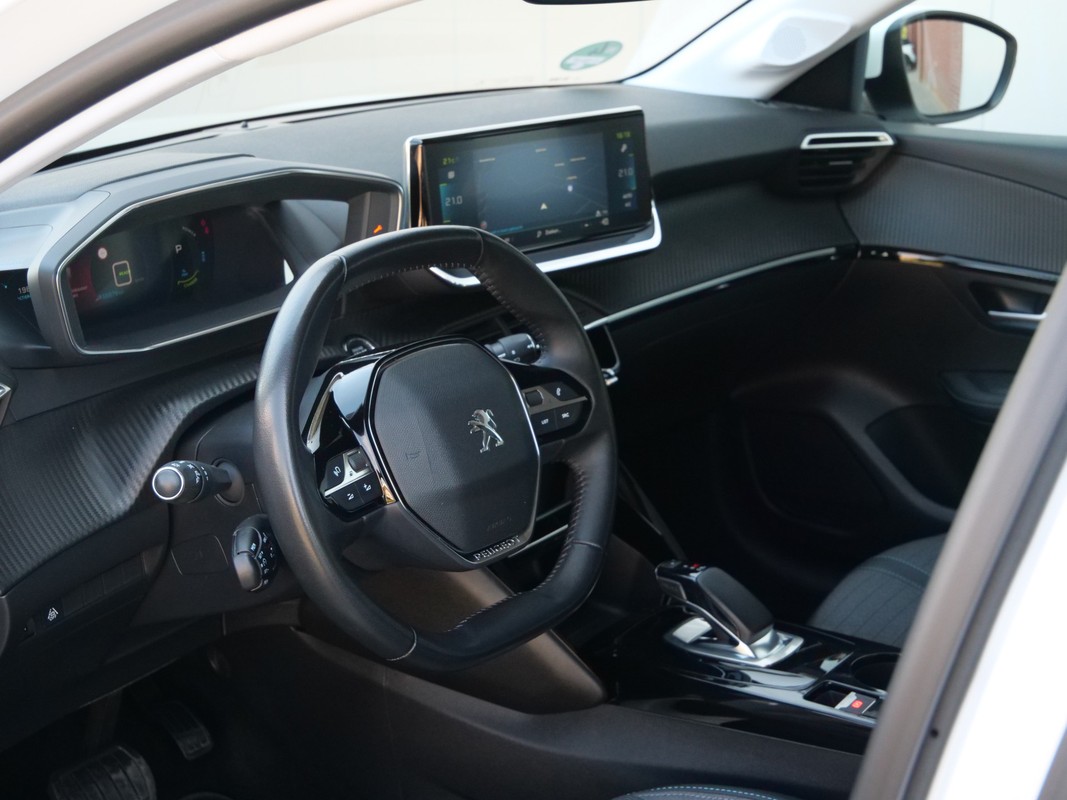 Peugeot e-208
