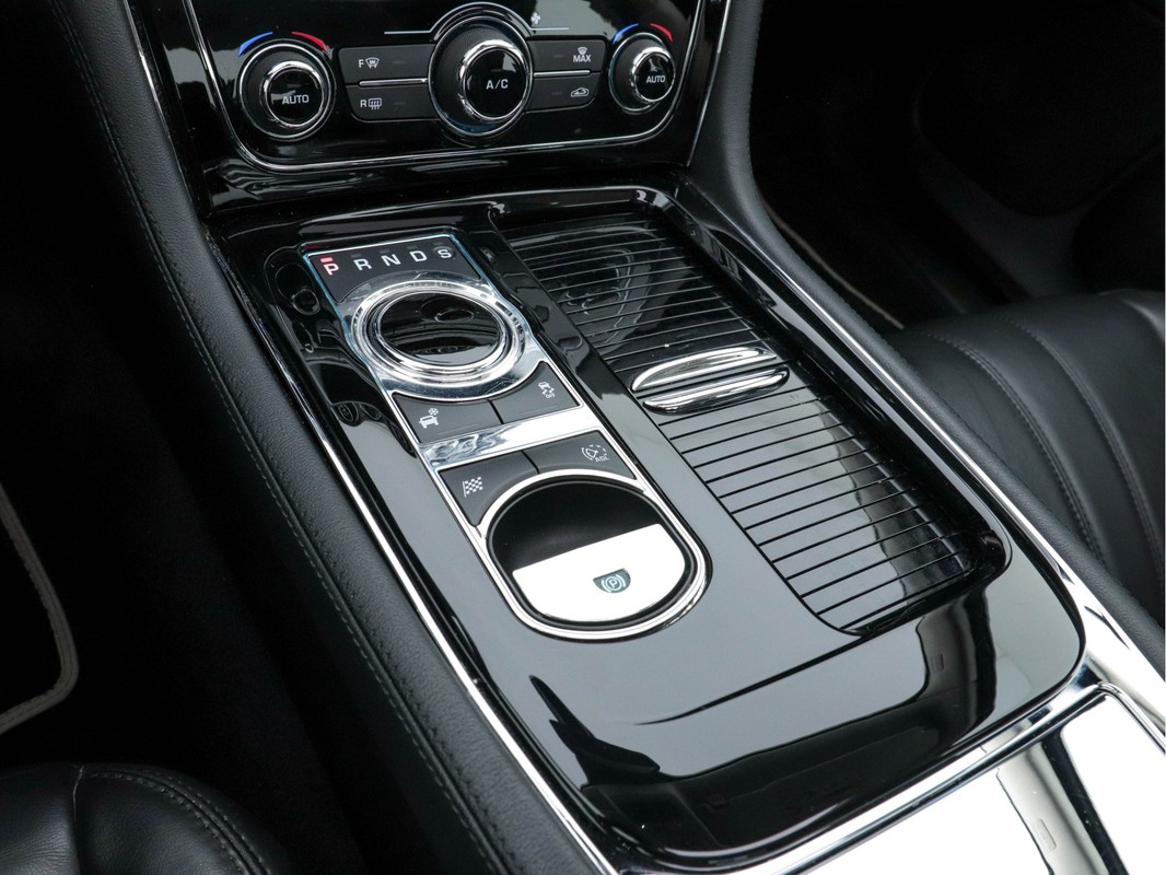 Jaguar XJ