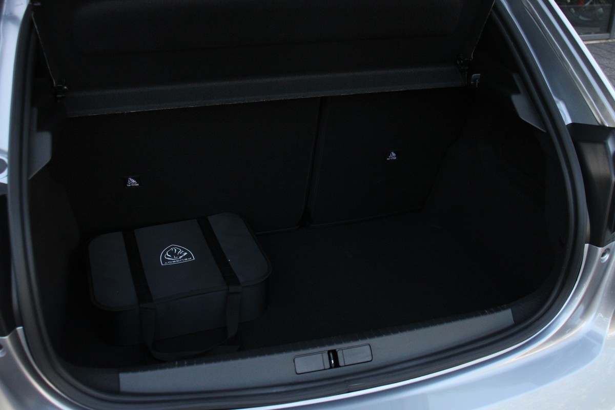 Peugeot e-208
