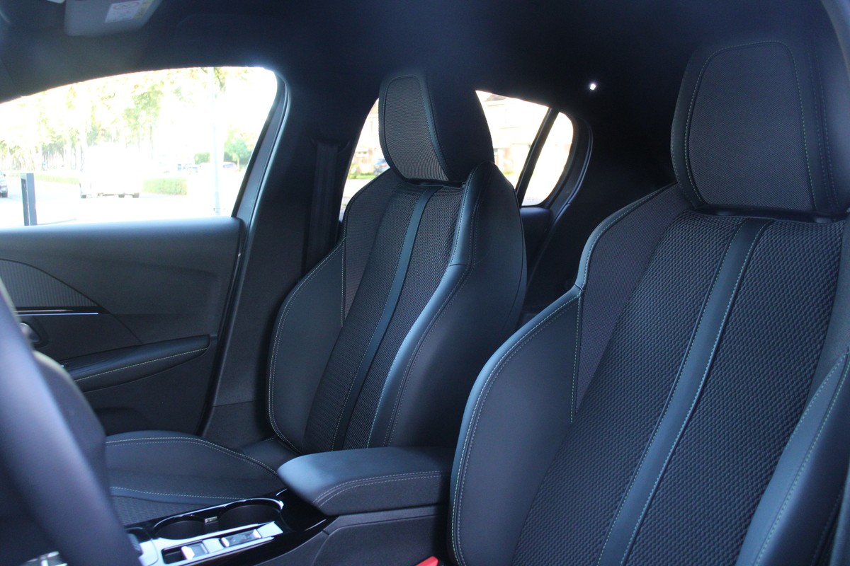 Peugeot e-208