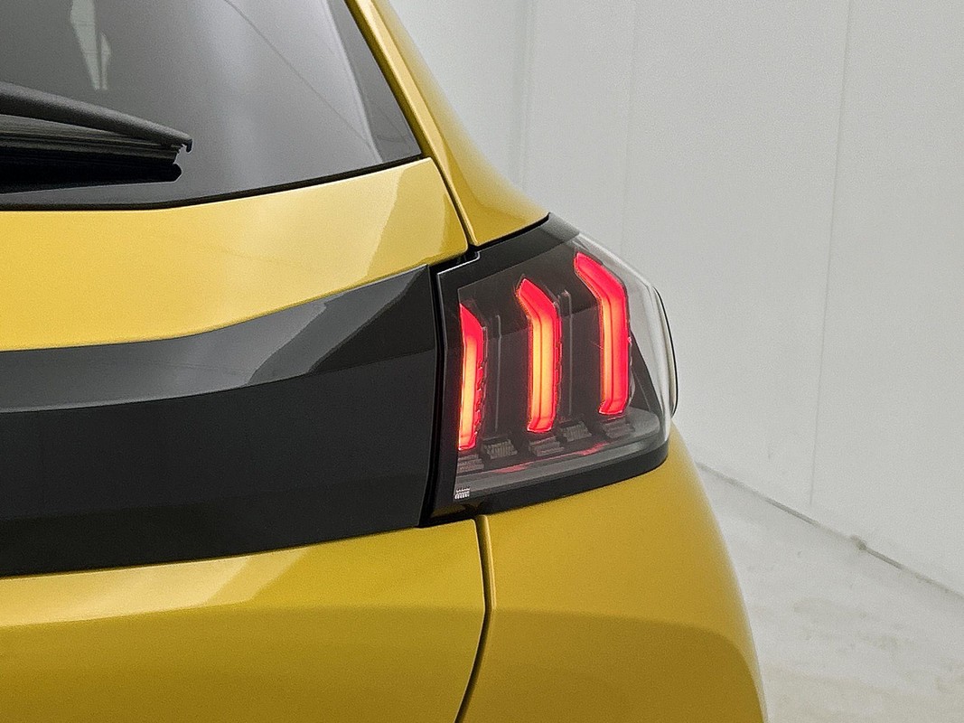 Peugeot e-208