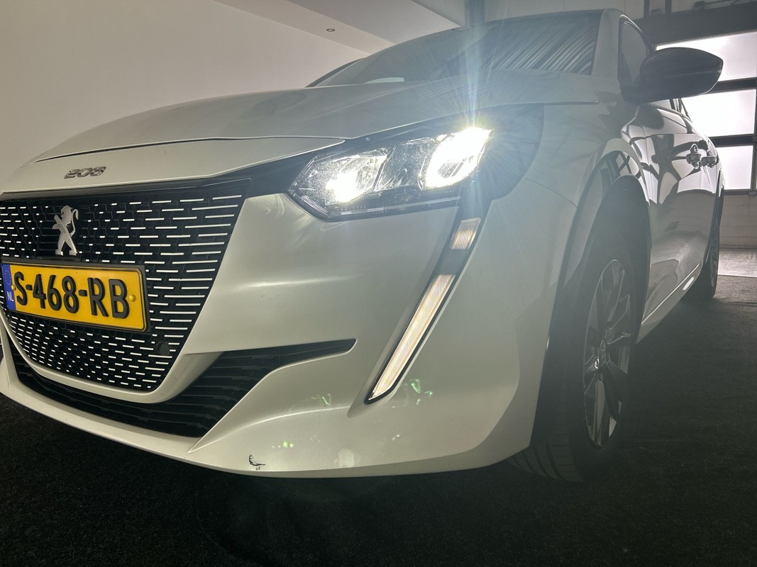 Peugeot e-208