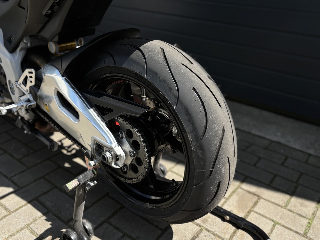 Aprilia Tuono V4
