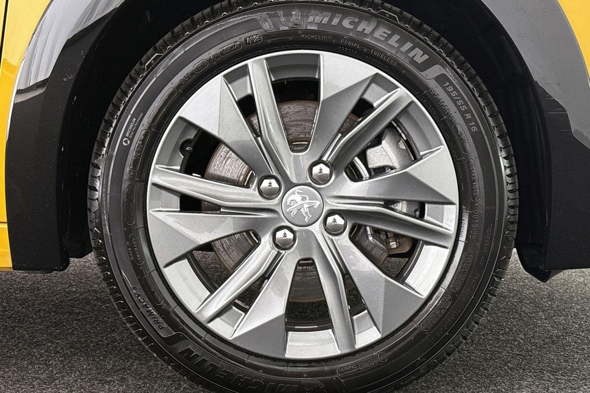 Peugeot e-208