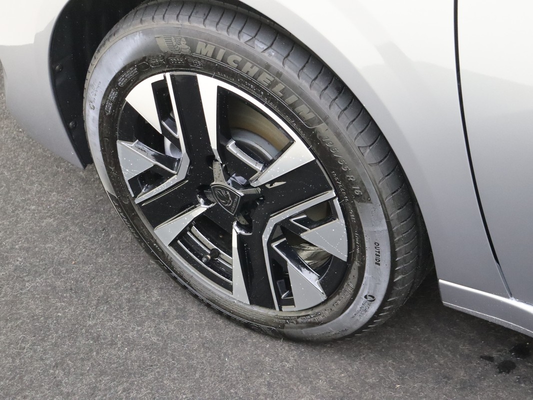 Peugeot e-208