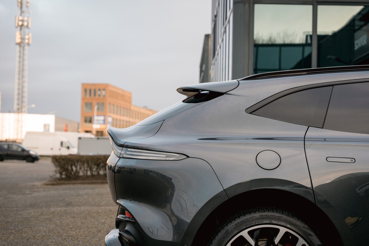 Aston Martin DBX