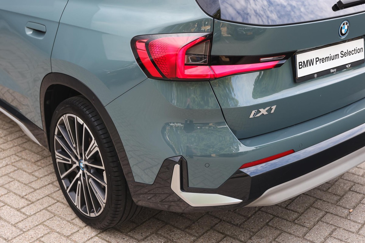 BMW iX1
