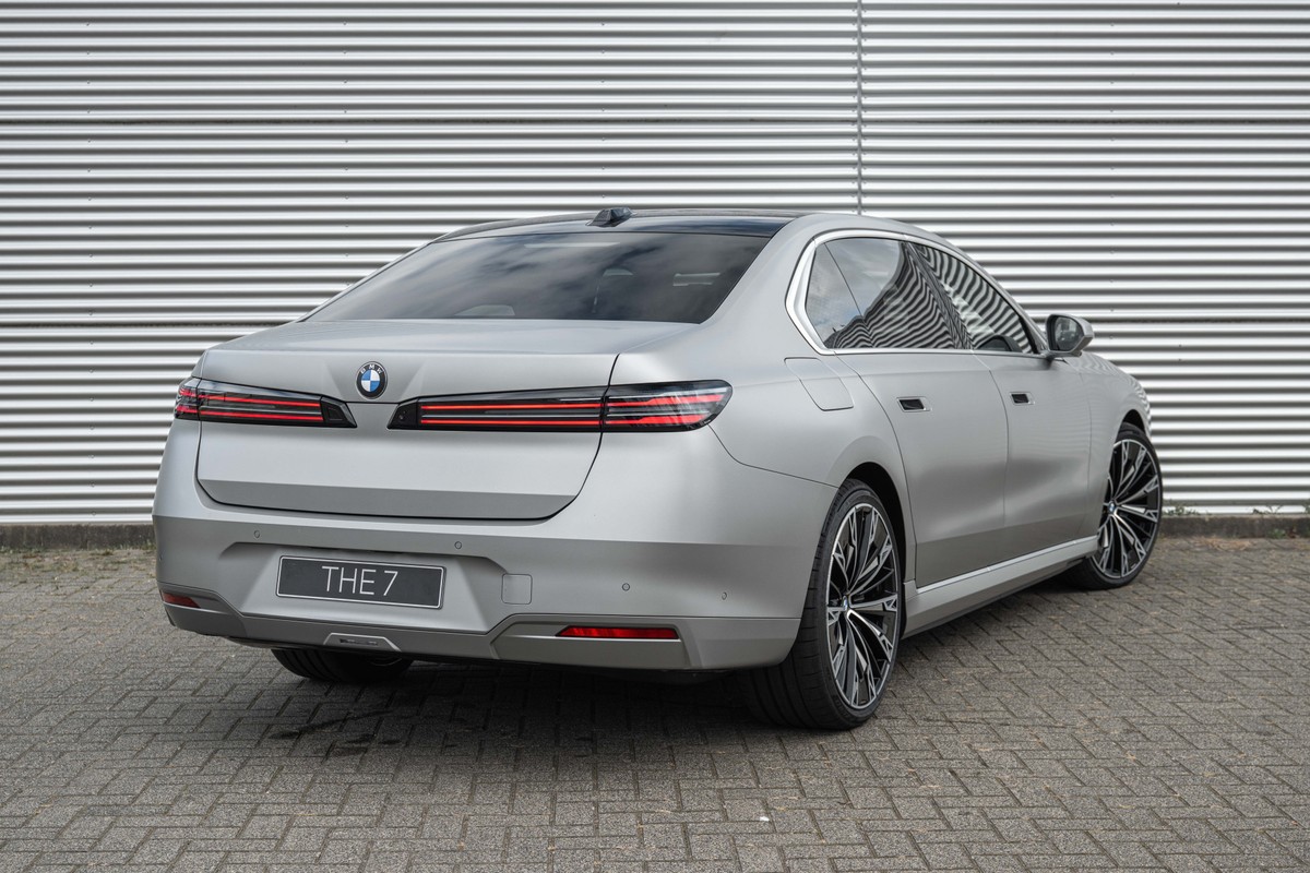 BMW i7