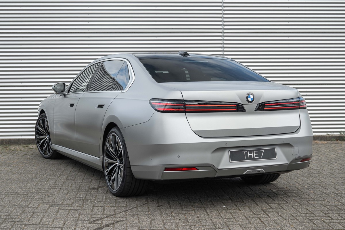 BMW i7