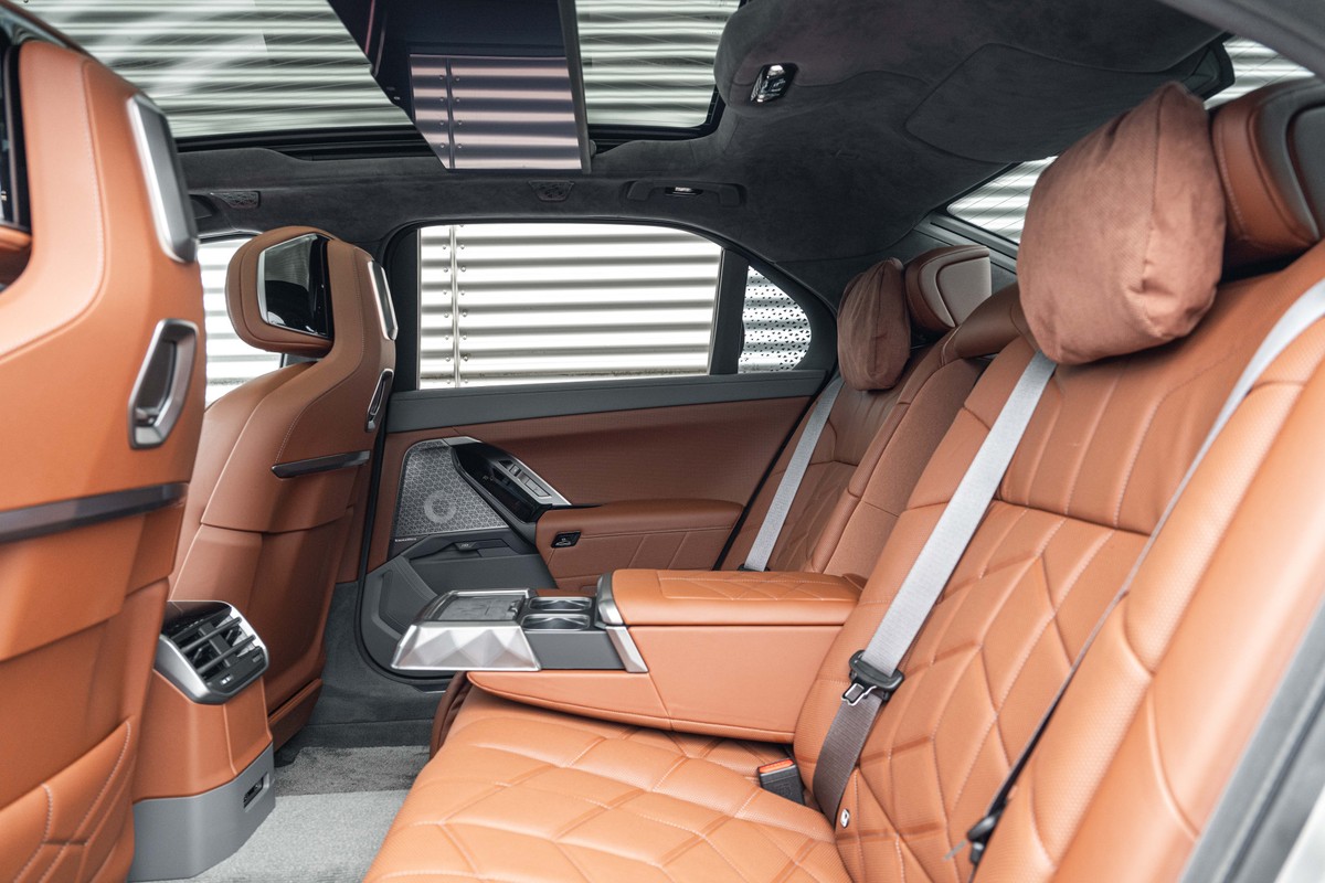 BMW i7