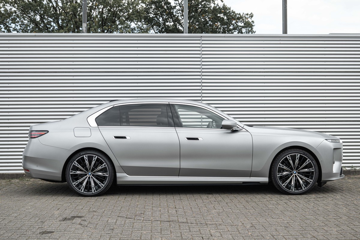 BMW i7