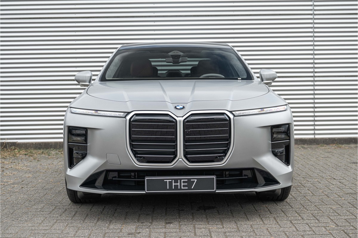 BMW i7