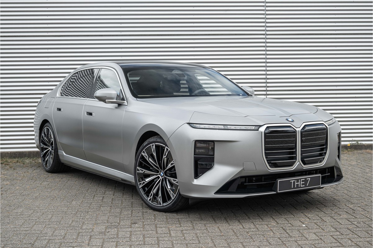 BMW i7