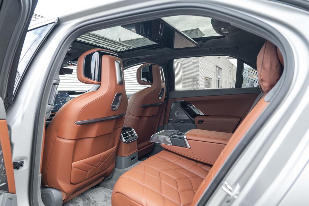 BMW i7