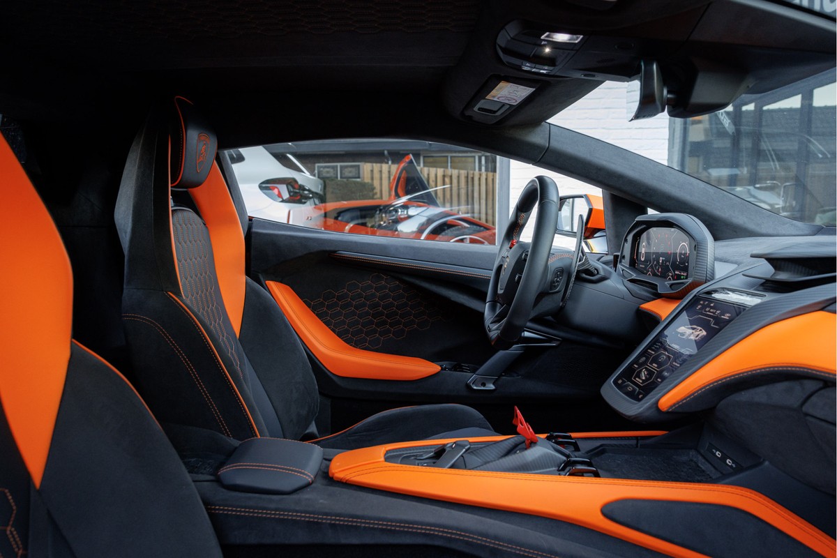 Lamborghini Revuelto