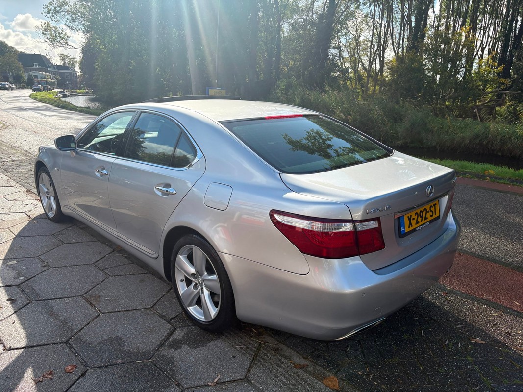 Lexus LS