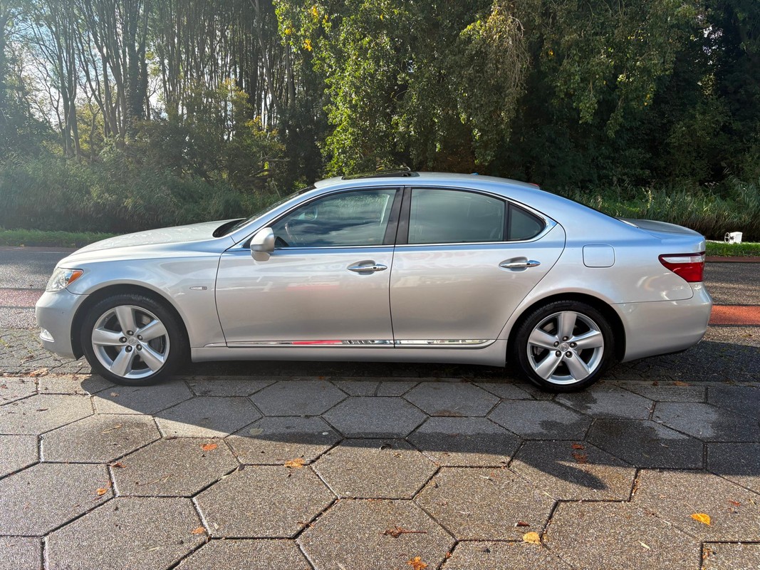 Lexus LS