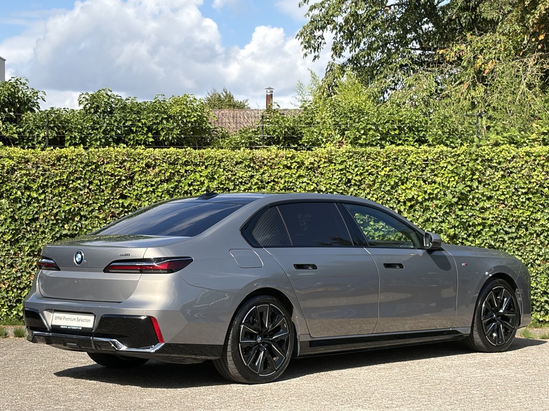 BMW i7