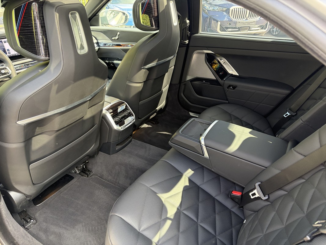 BMW i7